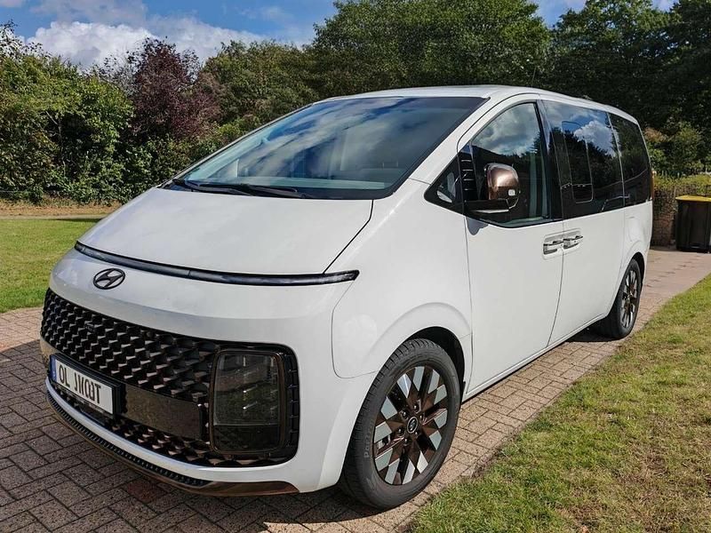 Weiß Gebraucht 2024 Hyundai Staria Signature Van | 43.200 € (Superpreis) - Bild 1/4