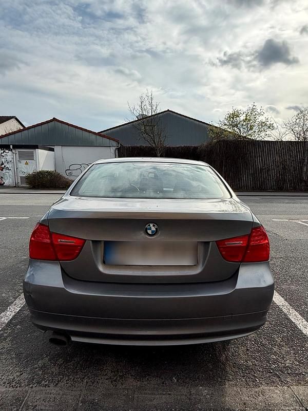 Gebraucht BMW 320 184 PS (135 kW) 2011 Silber Limousine