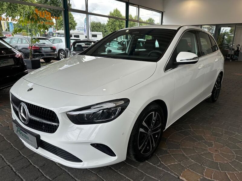 Gebraucht Mercedes B200 163 PS (119 kW) 2024 Polarweiß Van / Kleinbus