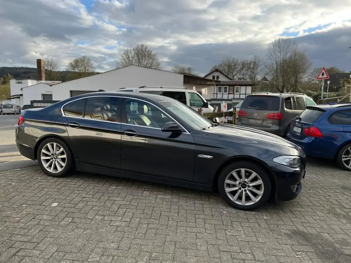 Second-hand BMW 520 184 CP (135 kW) 2012 Negru Berlinǎ