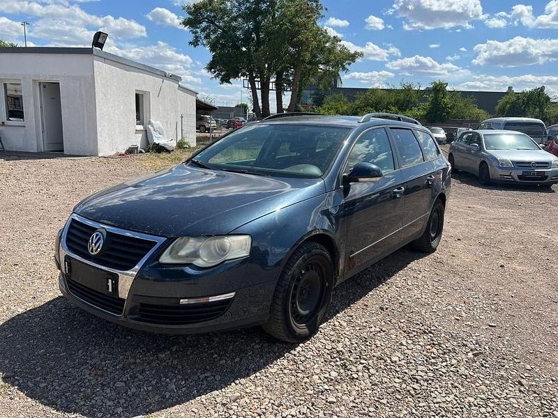 Blau Gebraucht 2006 VW Passat Trendline Kombi | 599 € (Superpreis) - Bild 1/4