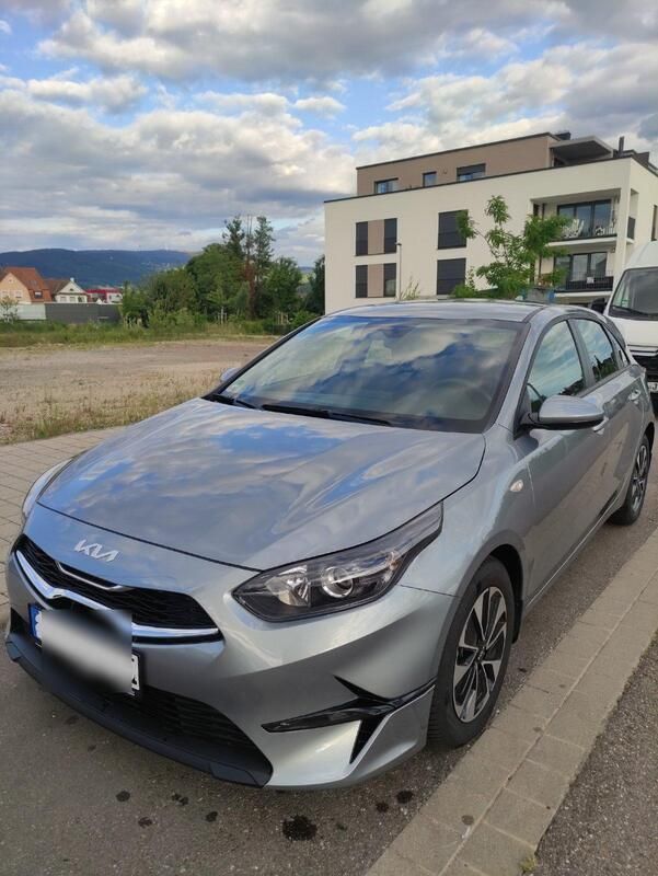 Grau Gebraucht 2024 Kia Ceed 2 Limousine | 17.990 € (Superpreis) - Bild 1/4