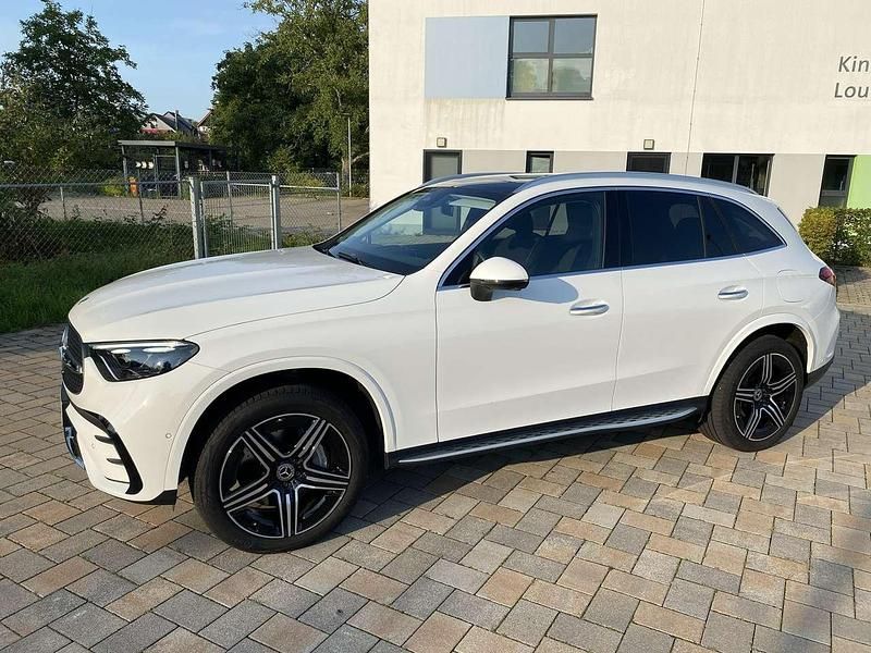 Weiß Gebraucht 2023 Mercedes GLC300e AMG SUV | 53.900 € (Superpreis) - Bild 1/4