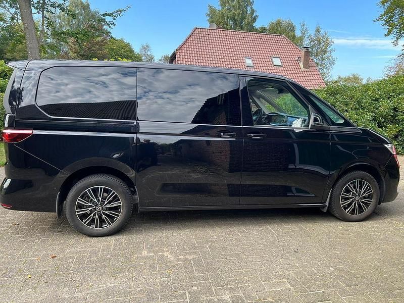 Second-hand VW Multivan 150 CP (110 kW) 2023 Negru Monovolum