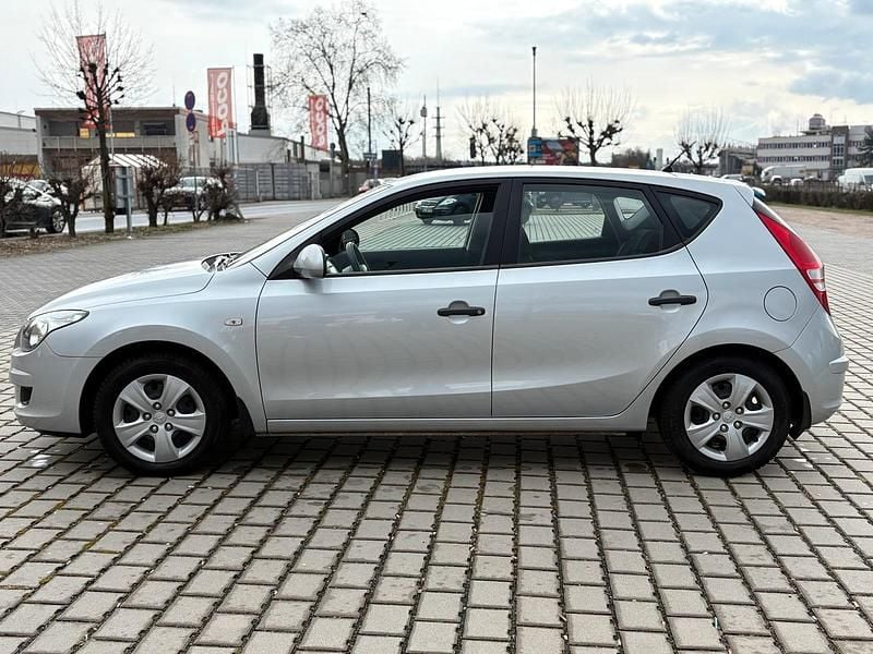 Gebraucht Hyundai i30 109 PS (80 kW) 2010 Grau Limousine