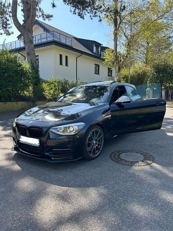 Schwarz Gebraucht 2015 BMW 135 Sport Line Kleinwagen | 22.999 € (Etwas zu teuer) - Bild 1/4