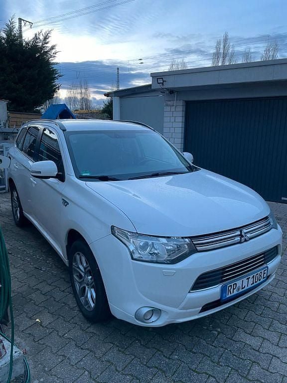 Weiß Gebraucht 2015 Mitsubishi Outlander P-HEV SUV | 13.400 € (Fairer Preis) - Bild 1/4
