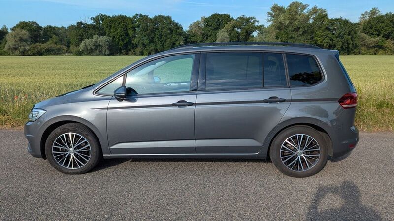 Grau Gebraucht 2016 VW Touran Comfortline Van / Kleinbus | 13.500 € (Superpreis) - Bild 1/4