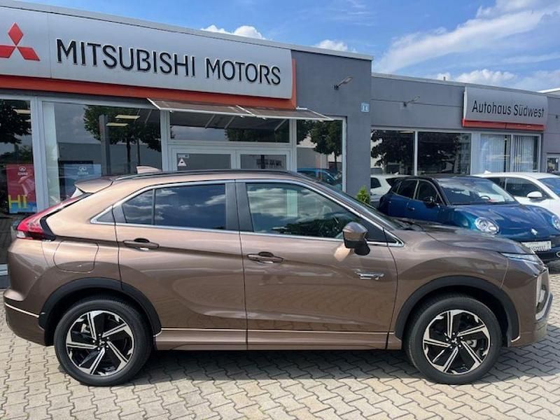 Gebraucht Mitsubishi Eclipse Cross Plus 188 PS (138 kW) 2022 Bronzebraun metallic (metallic) SUV