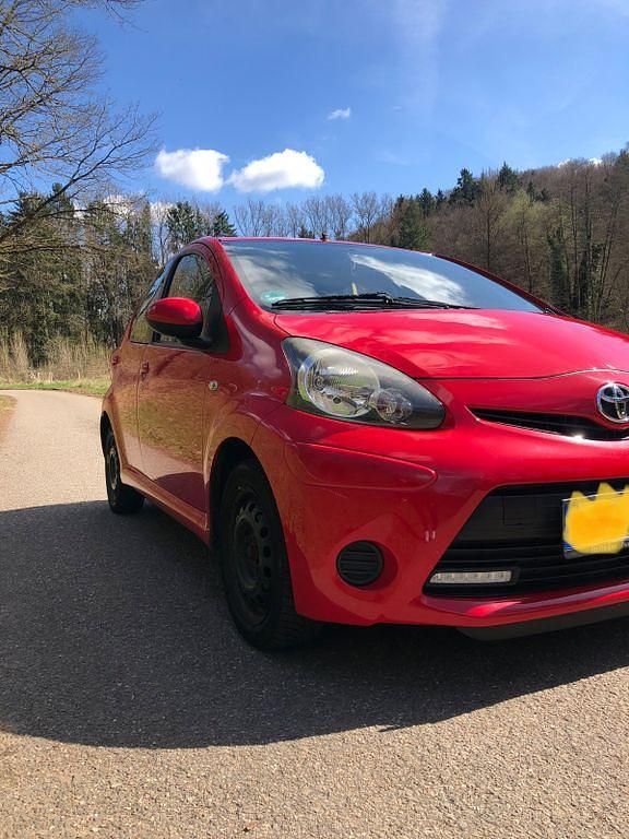 Gebraucht Toyota Aygo 68 PS (50 kW) 2014 Rot Kleinwagen