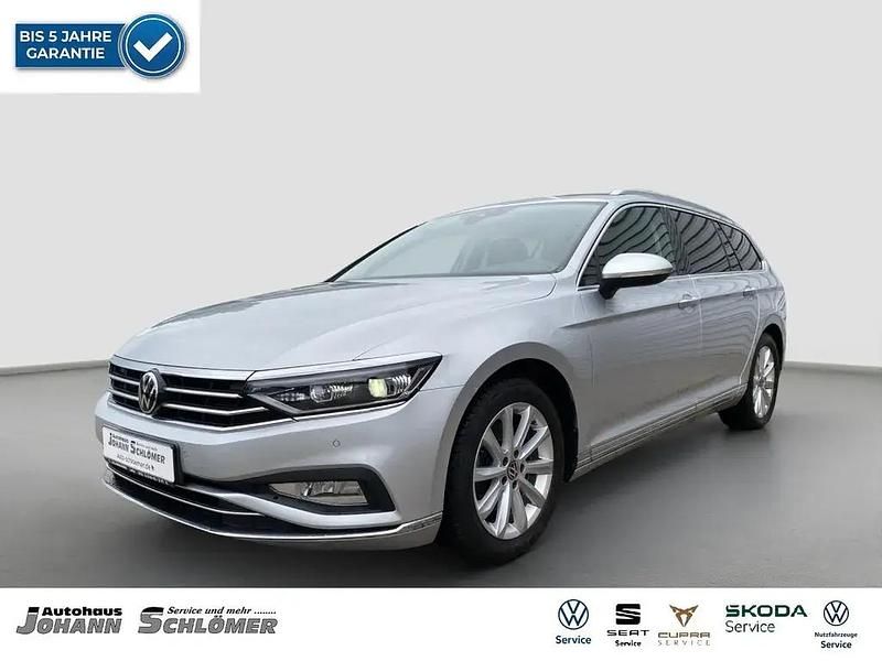 Reflexsilber Gebraucht 2021 VW Passat Elegance Kombi | 27.900 € - Bild 1/4