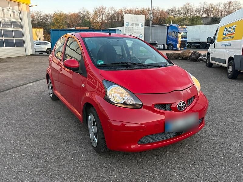 Gebraucht Toyota Aygo 69 PS (50 kW) 2005 Rot Kleinwagen