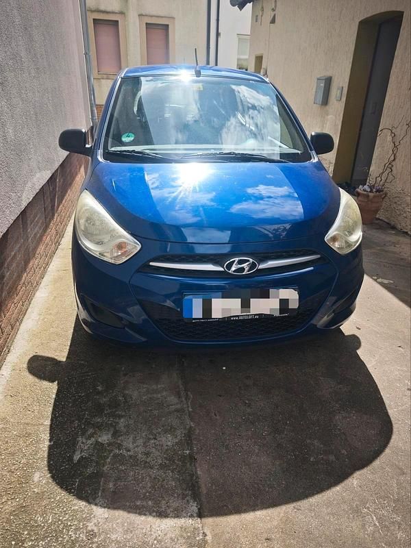 Gebraucht Hyundai i10 69 PS (50 kW) 2012 Blau Kleinwagen