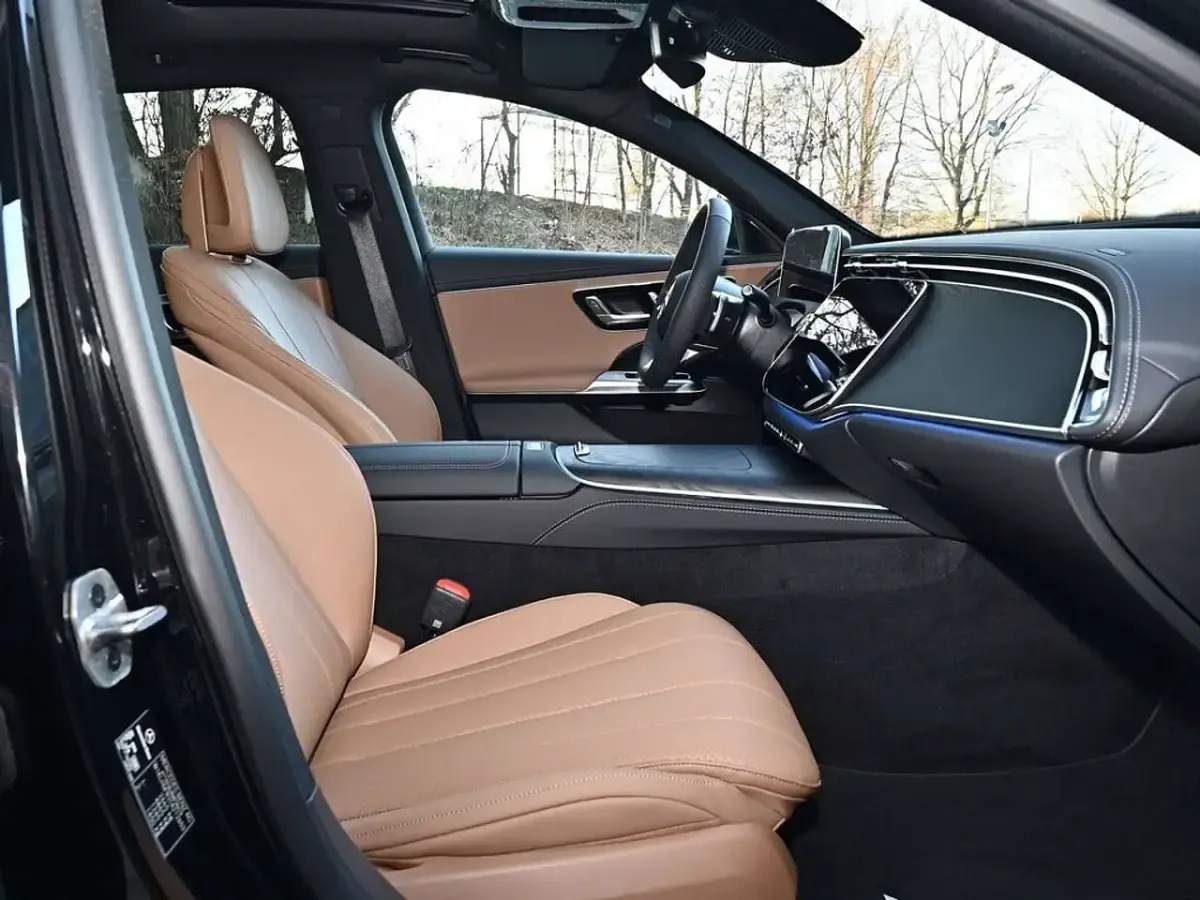 Gebraucht Mercedes E220 AMG line 197 PS (144 kW) 2025 Schwarz / obsidianschwarz Kombi