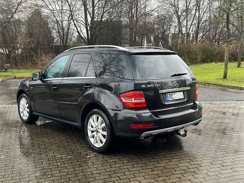Gebraucht Mercedes ML300 204 PS (150 kW) 2011 Schwarz SUV
