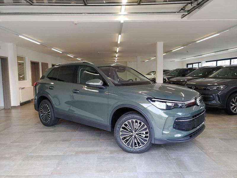 Cipressinogrünmetallic Neu 2025 VW Tiguan Life SUV | 46.990 € (Superpreis) - Bild 1/4