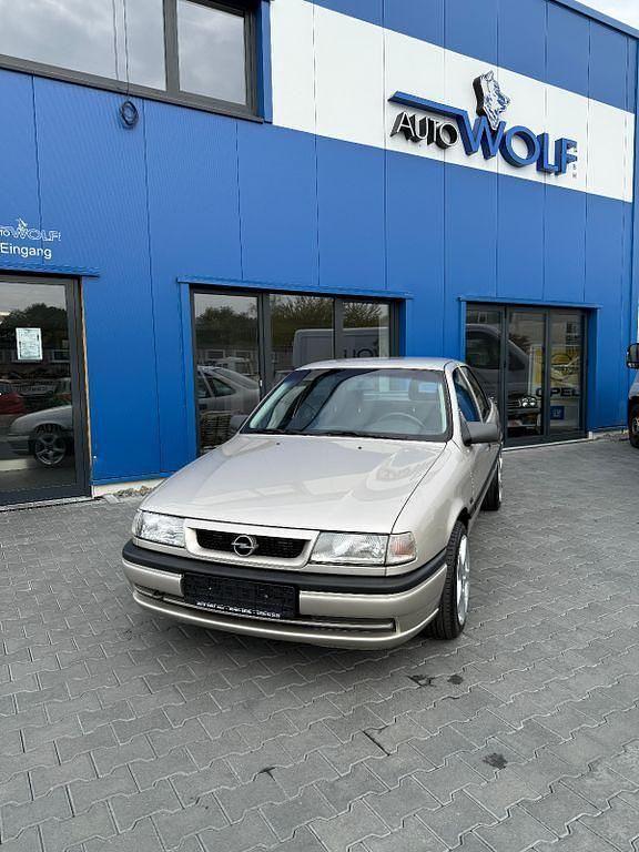 Silber Gebraucht 1993 Opel Vectra Limousine | 5.499 € - Bild 1/4