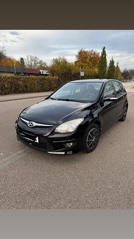 Schwarz Gebraucht 2011 Hyundai i30 Kleinwagen | 3.600 € (Etwas zu teuer) - Bild 1/4