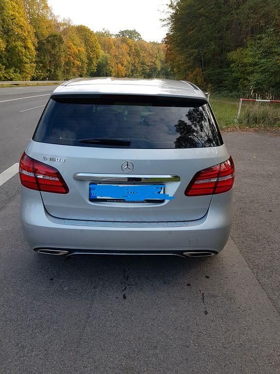 Silber Gebraucht 2018 Mercedes B180 Van / Kleinbus | 14.400 € (Fairer Preis) - Bild 1/4