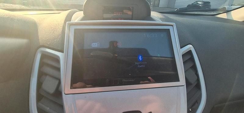 Gebraucht Ford Fiesta 80 PS (58 kW) 2012 Weiß Kleinwagen