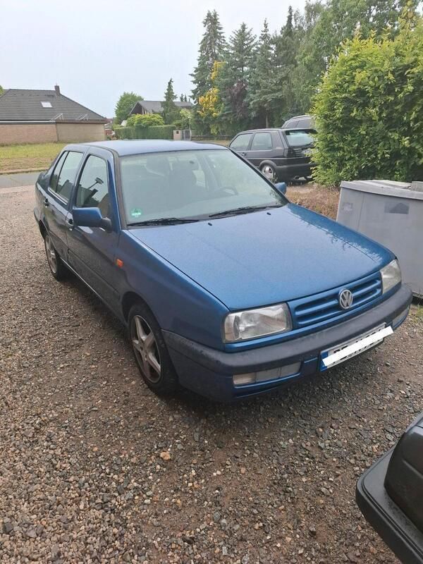 Blau Gebraucht 1995 VW Vento Limousine | 1.900 € - Bild 1/4