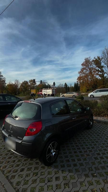 Gebraucht Renault Clio II 105 PS (77 kW) 2006 Grau Kleinwagen