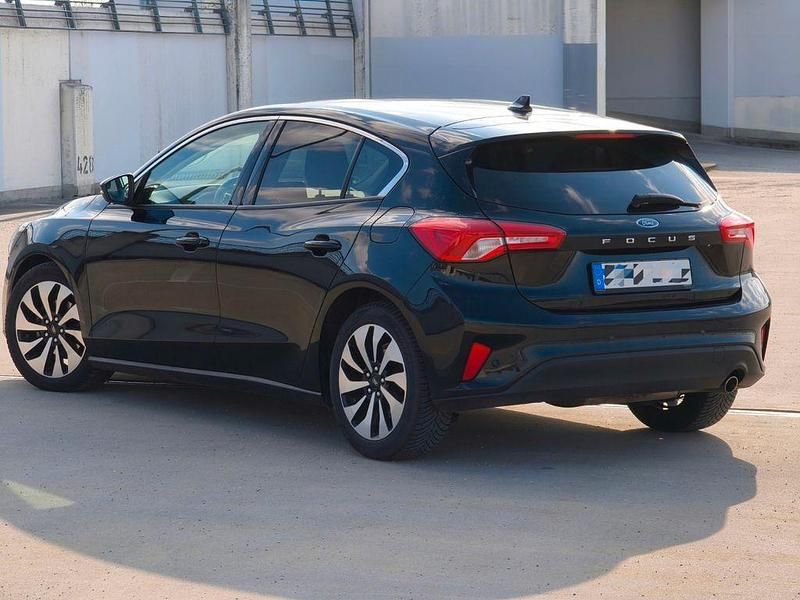 Używany Ford Focus Cool & Connect 120 KM (88 kW) 2019 Czarny Sedan/Limuzyna