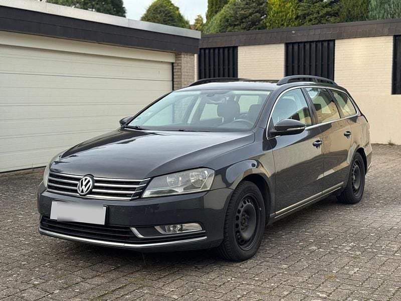 Grau Gebraucht 2012 VW Passat Comfortline Kombi | 3.450 € - Bild 1/4