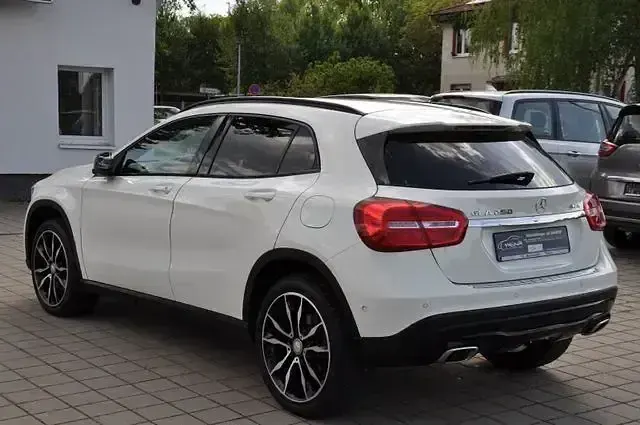 Gebraucht Mercedes GLA250 Night 211 PS (155 kW) 2016 Calcitweiss  unilack SUV