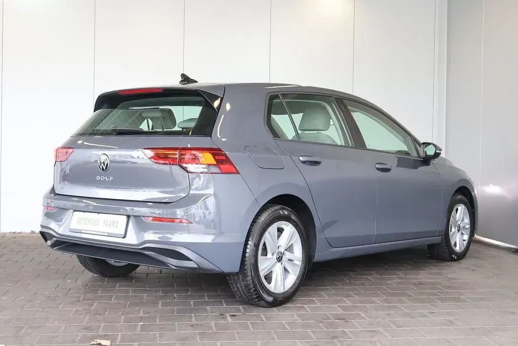 Gebraucht VW Golf VIII Life 131 PS (96 kW) 2022 Grau Limousine