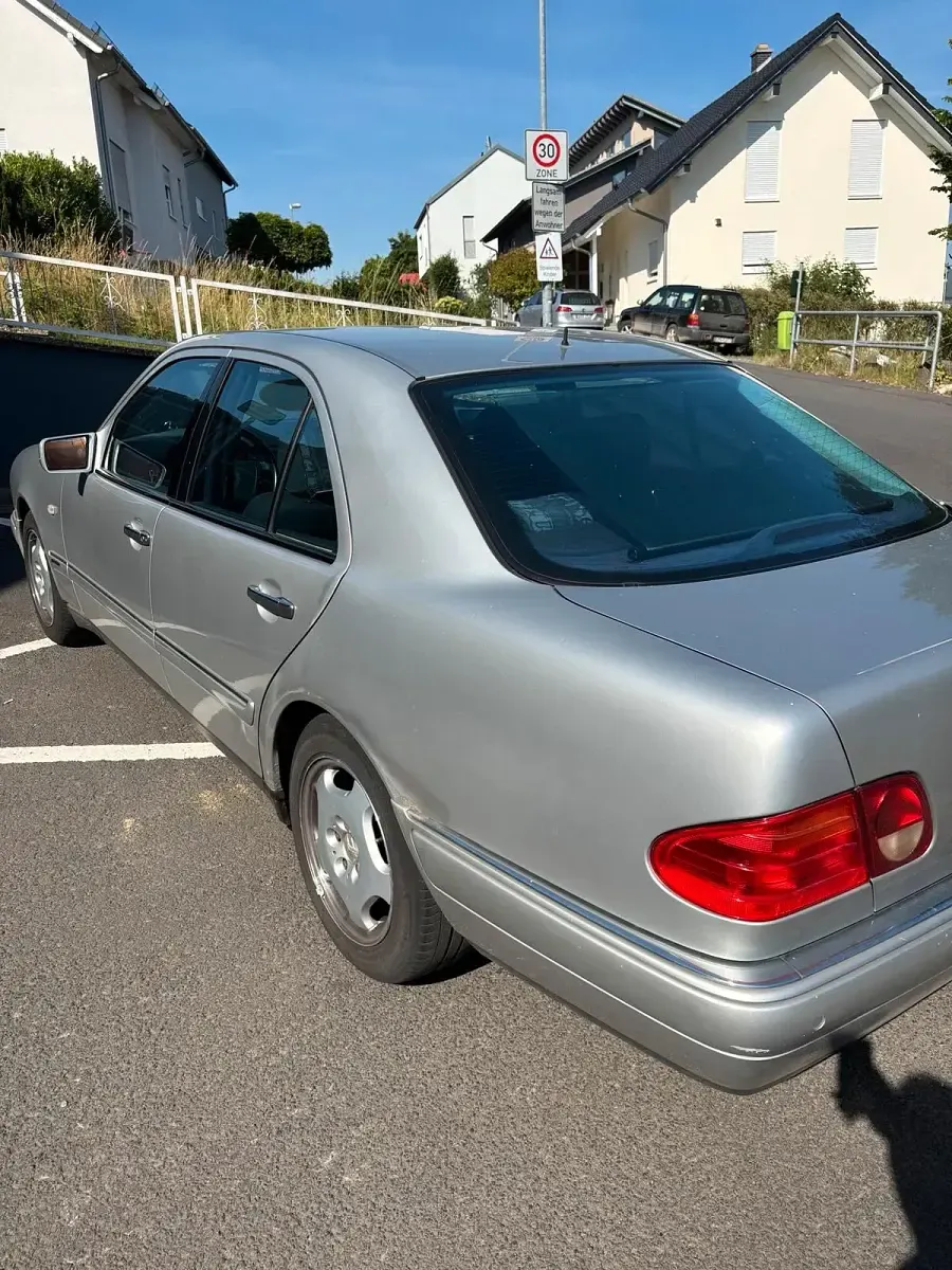 Gebraucht Mercedes E240 170 PS (125 kW) 1998 Silber Limousine