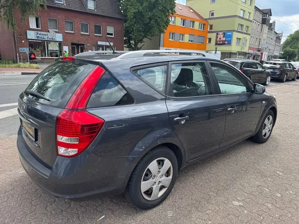 Używany Kia Ceed 90 KM (66 kW) 2010 Szary Hatchback