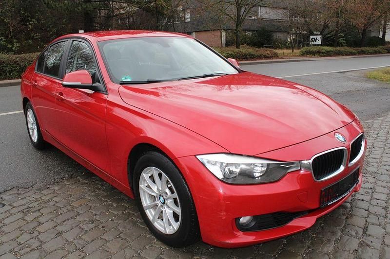 Gebraucht BMW 320 Comfort Edition 184 PS (135 kW) 2012 Rot Limousine