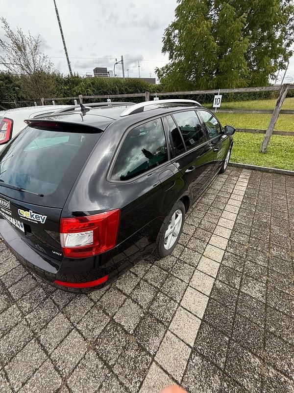 Schwarz Gebraucht 2016 Skoda Octavia Kombi | 8.800 € (Guter Preis) - Bild 1/4