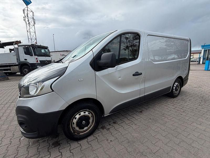 Gebraucht Renault Trafic 120 PS (88 kW) 2018 Silber Van / Kleinbus