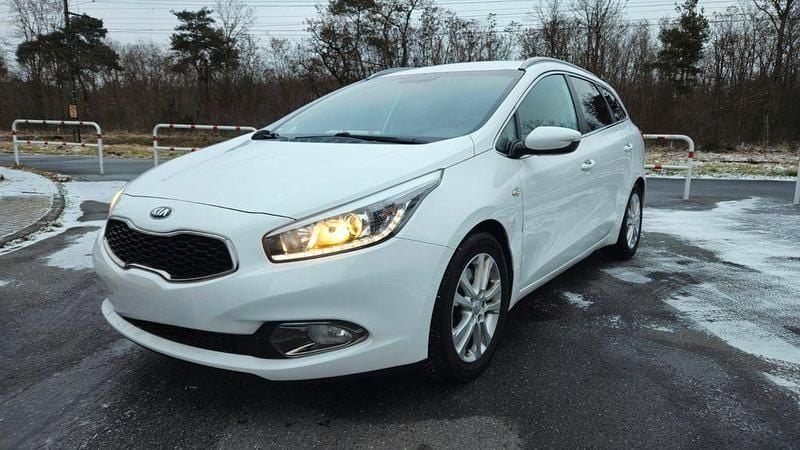 Weiß Gebraucht 2015 Kia Ceed Sportswagon DREAM-TEAM Edition Kombi | 6.990 € (Fairer Preis) - Bild 1/4