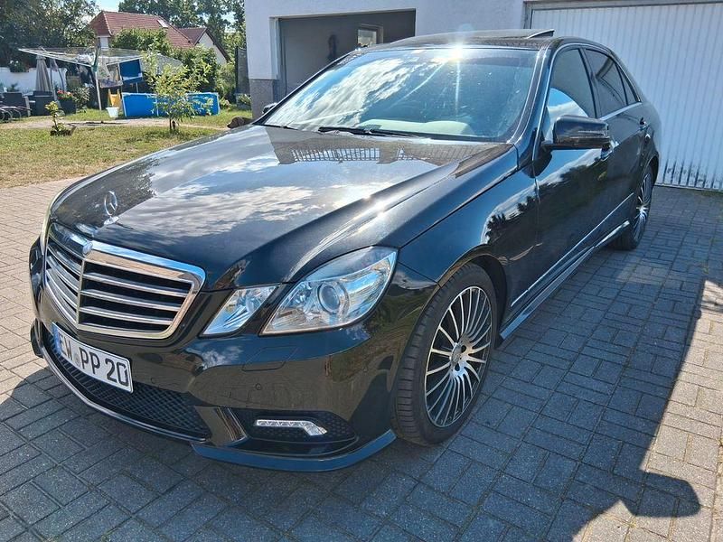 Schwarz Gebraucht 2011 Mercedes E250 AMG line Limousine | 11.990 € (Guter Preis) - Bild 1/4
