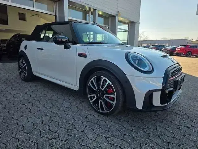Używany Mini John Cooper Works 231 KM (169 kW) 2023 Biały Hatchback