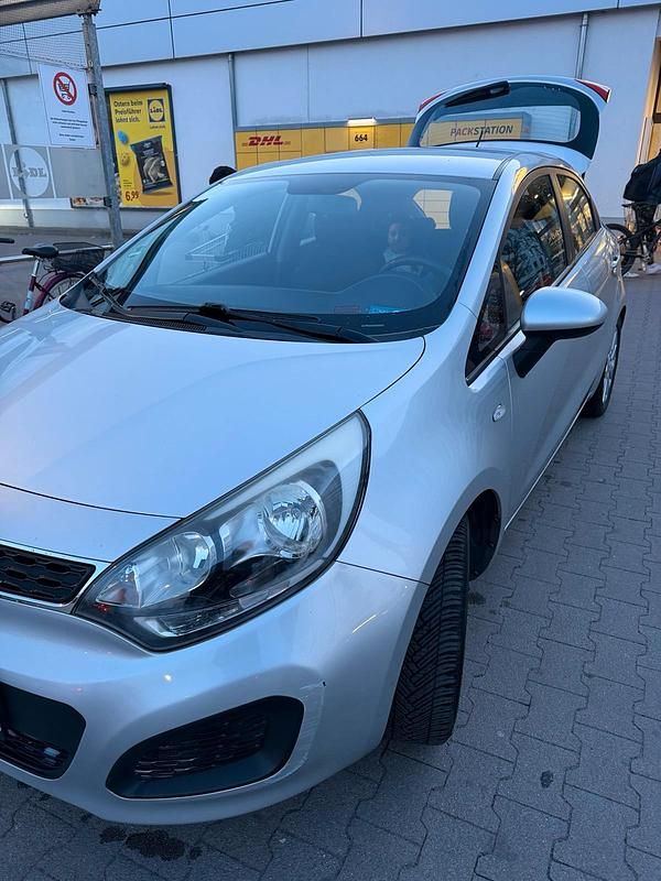 Gebraucht Kia Rio 85 PS (62 kW) 2013 Silber Kleinwagen