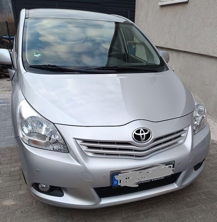 Gebraucht Toyota Verso Edition 132 PS (97 kW) 2011 Silber Van / Kleinbus