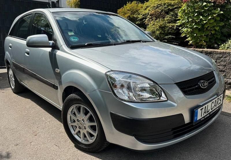 Silber Gebraucht 2005 Kia Rio 4 Limousine | 3.499 € (Guter Preis) - Bild 1/4