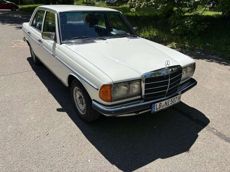 Weiß Gebraucht 1978 Mercedes E280 Limousine | 10.500 € - Bild 1/4