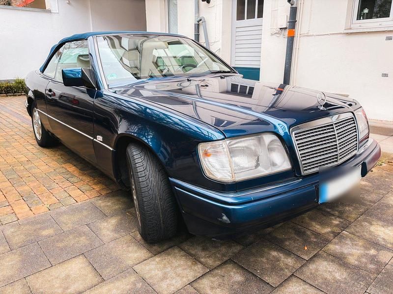 Gebraucht Mercedes E220 150 PS (110 kW) 1996 Blau Cabrio