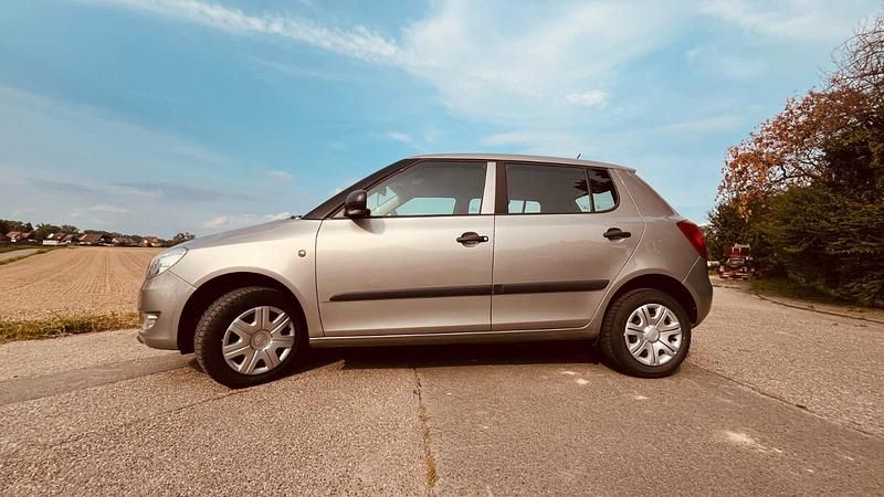Beige Gebraucht 2013 Skoda Fabia Cool Edition Kleinwagen | 5.699 € (Etwas zu teuer) - Bild 1/4