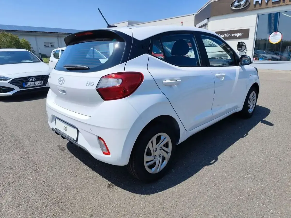 Gebraucht Hyundai i10 Select 63 PS (46 kW) 2025 Atlas white / sol Kleinwagen