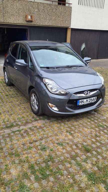 Grau Gebraucht 2011 Hyundai ix20 Edition Van / Kleinbus | 6.390 € (Fairer Preis) - Bild 1/4