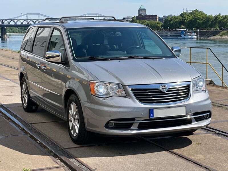 Colore esterno (billet silver) Gebraucht 2015 Lancia Voyager Platinum Van / Kleinbus | 18.996 € (Teuer) - Bild 1/4