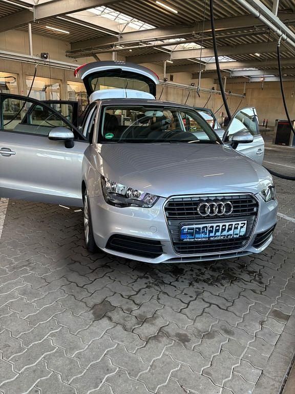Grau Gebraucht 2014 Audi A1 Sportback Ambition Kleinwagen | 13.100 € (Guter Preis) - Bild 1/4