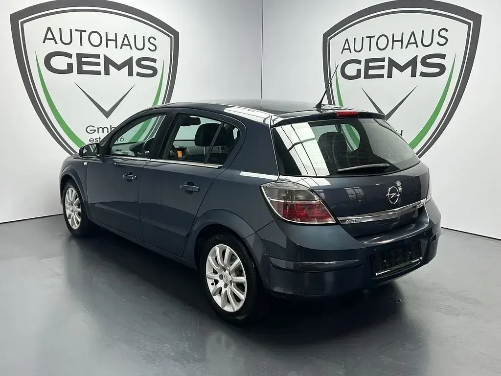 Używany Opel Astra Cosmo 101 KM (74 kW) 2006 Szary Sedan/Limuzyna