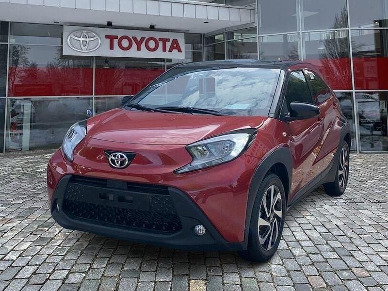 Neu Toyota Aygo 72 PS (52 kW) 2025 Chili red / night sky black Kleinwagen
